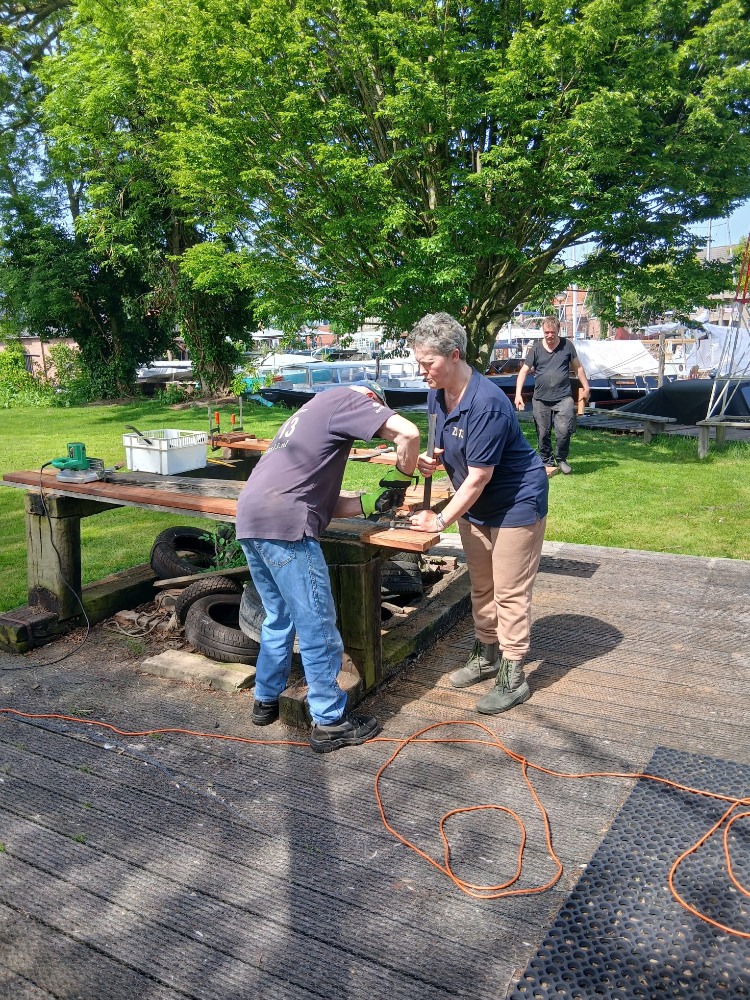 Vrijwilligers aan het werk tijdens de klusdag op 23 mei 2026