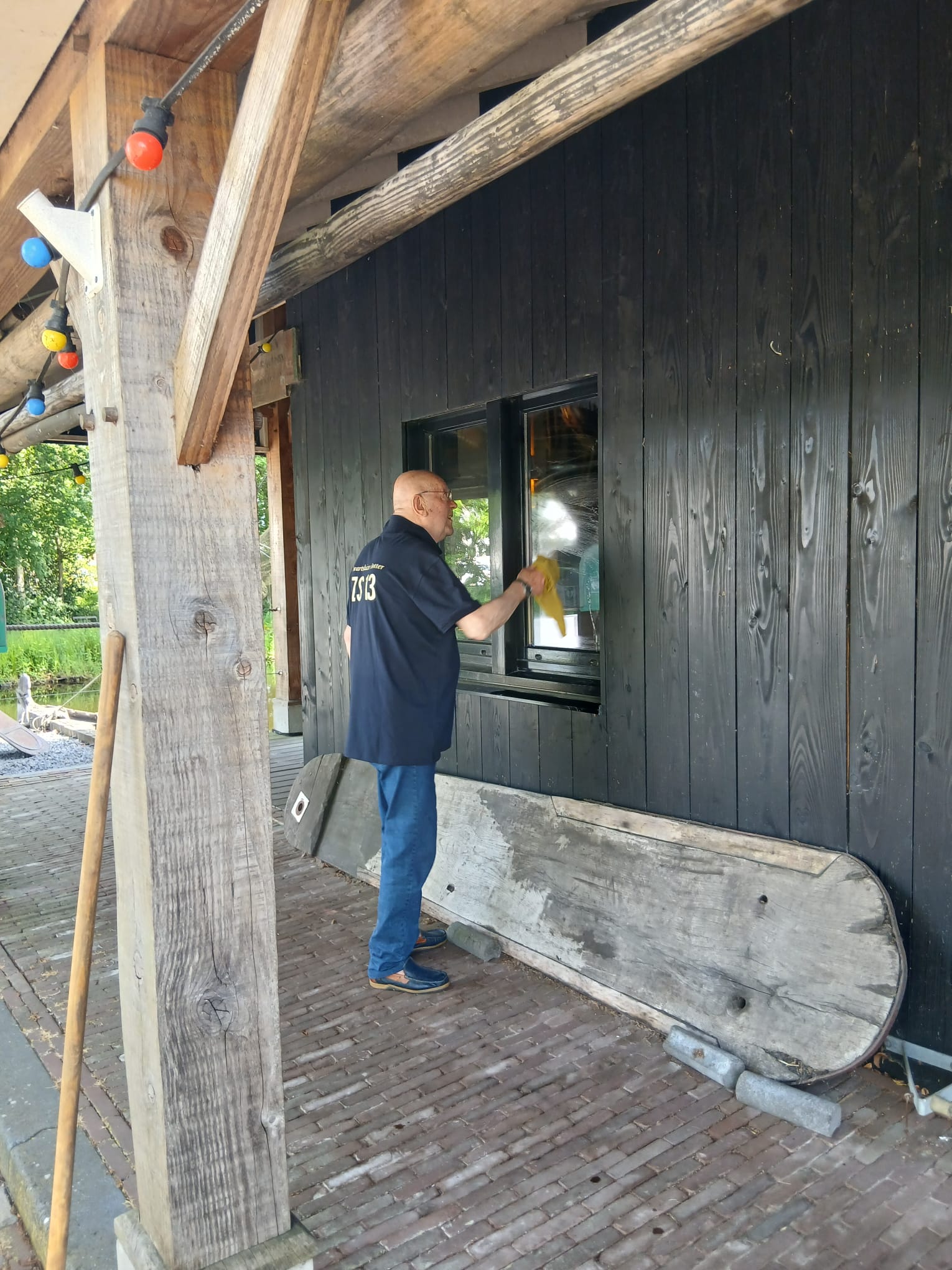 Vrijwilligers aan het werk tijdens de klusdag op 23 mei 2026