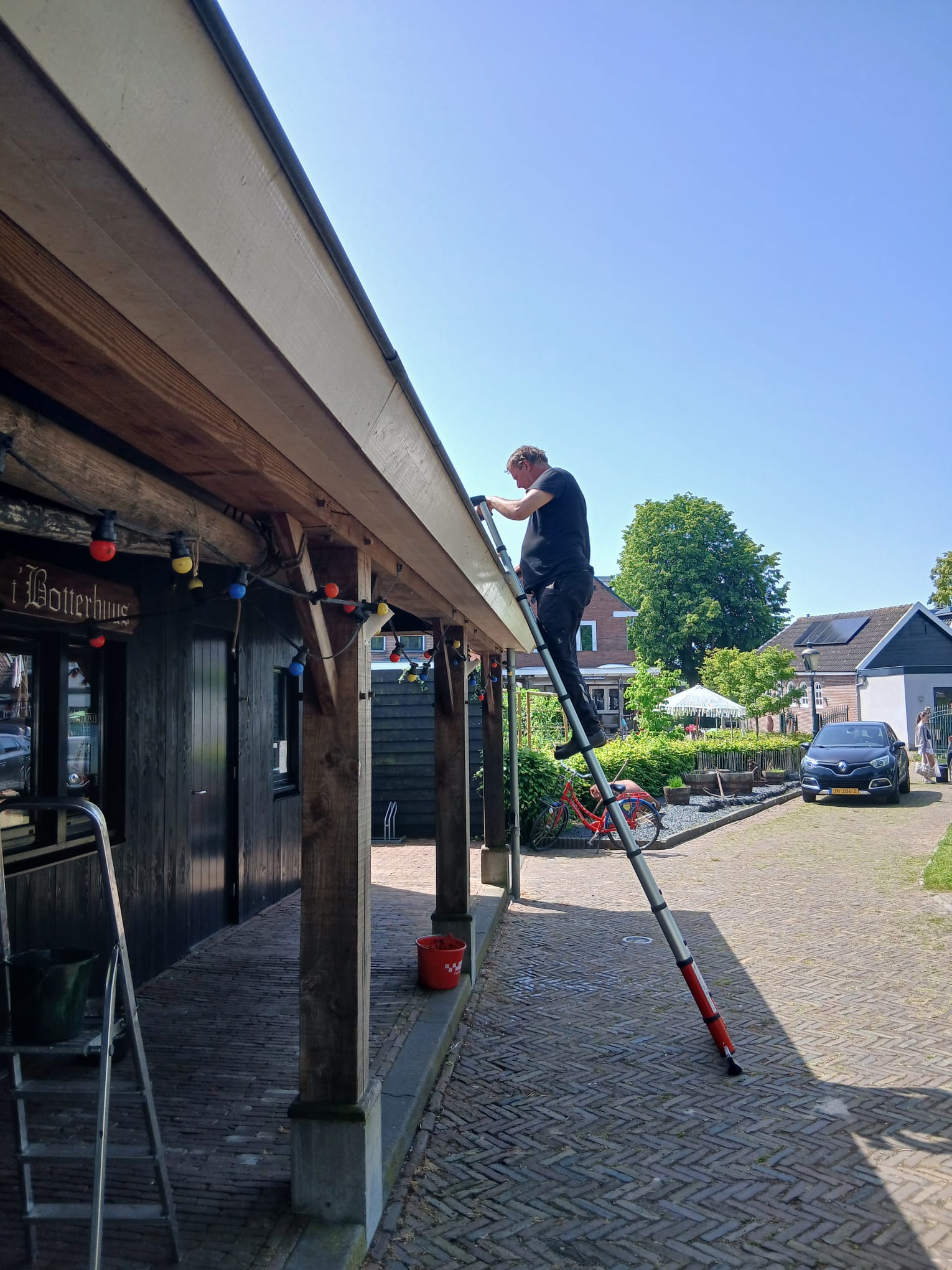 Vrijwilligers aan het werk tijdens de klusdag op 23 mei 2026