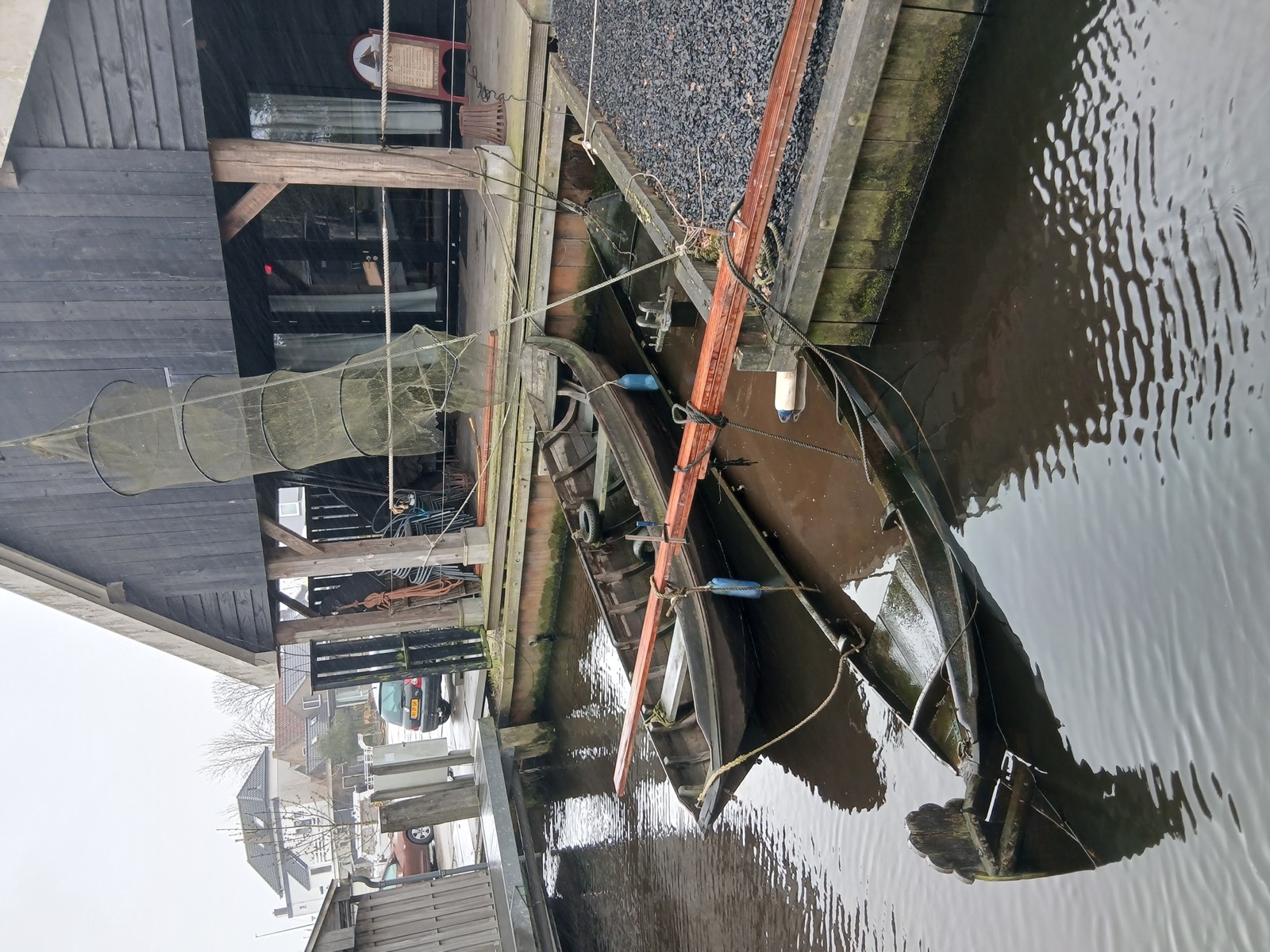 De gezonken punter wordt met een hefboom bovenwater gehaald