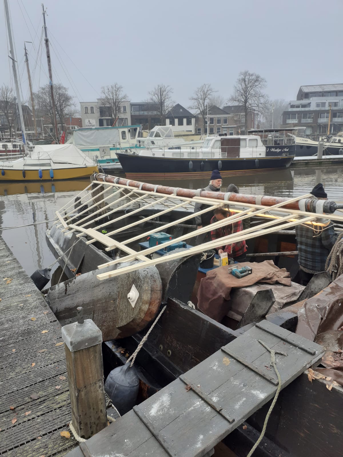 Houten constructie op de botter