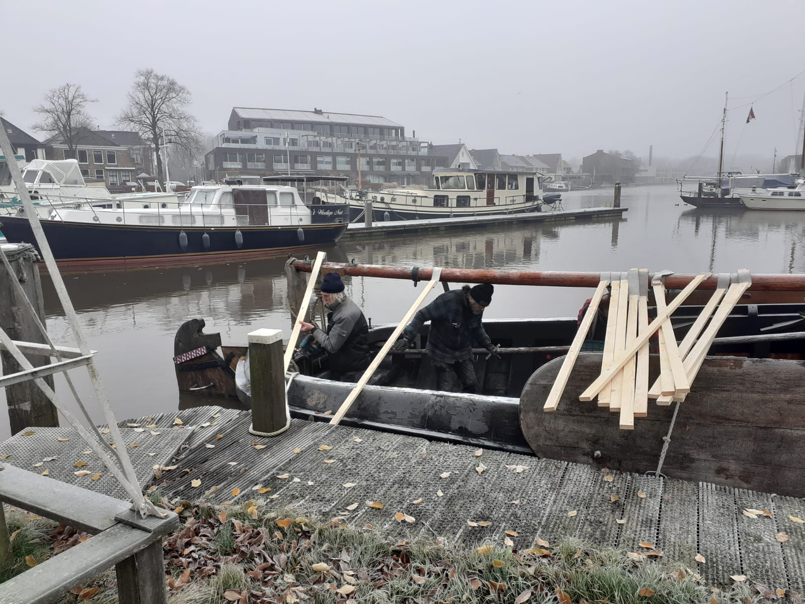 Vrijwilligers bouwen de winterconstructie